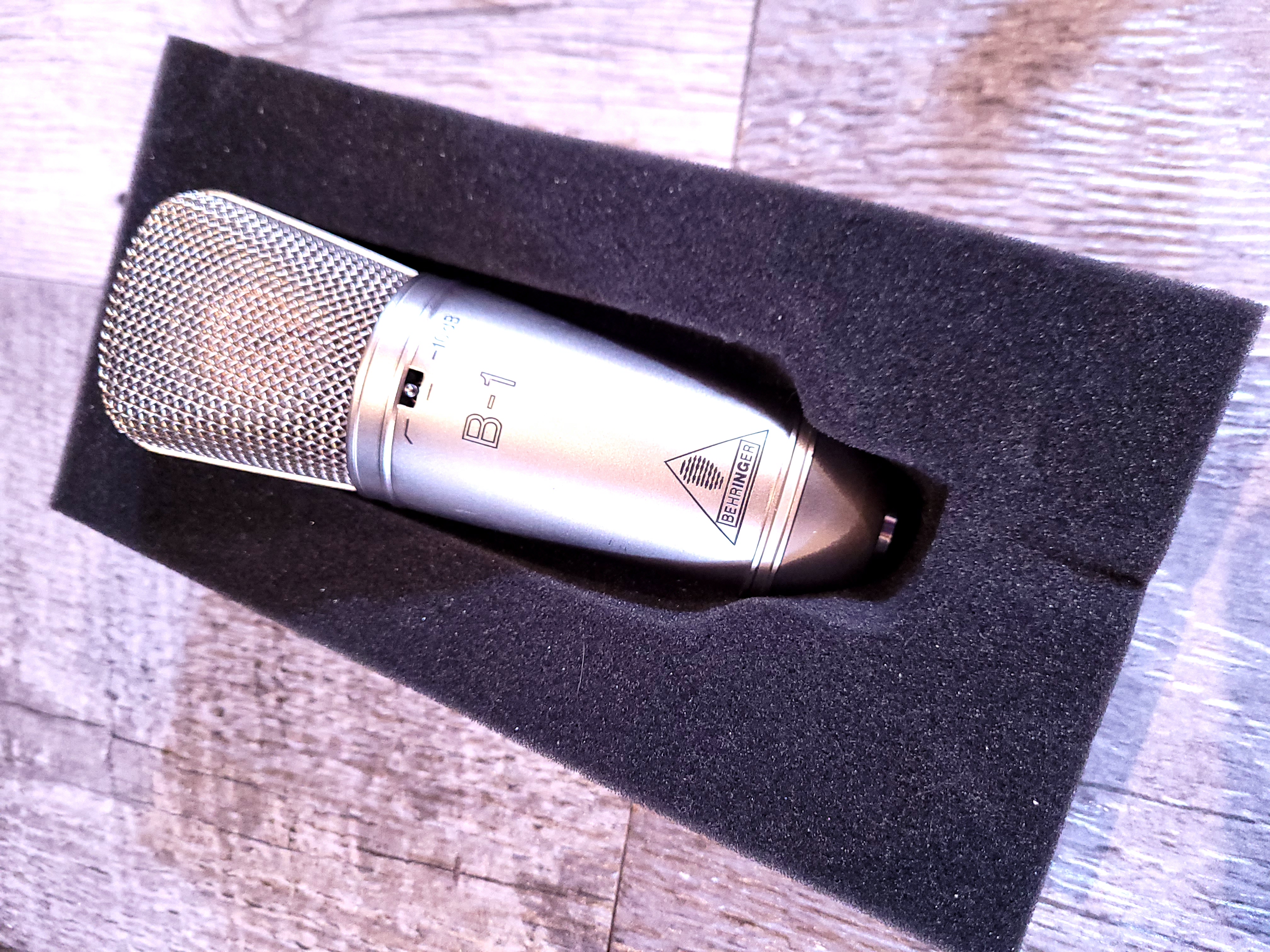 Behringer B-1 - Avec suspension