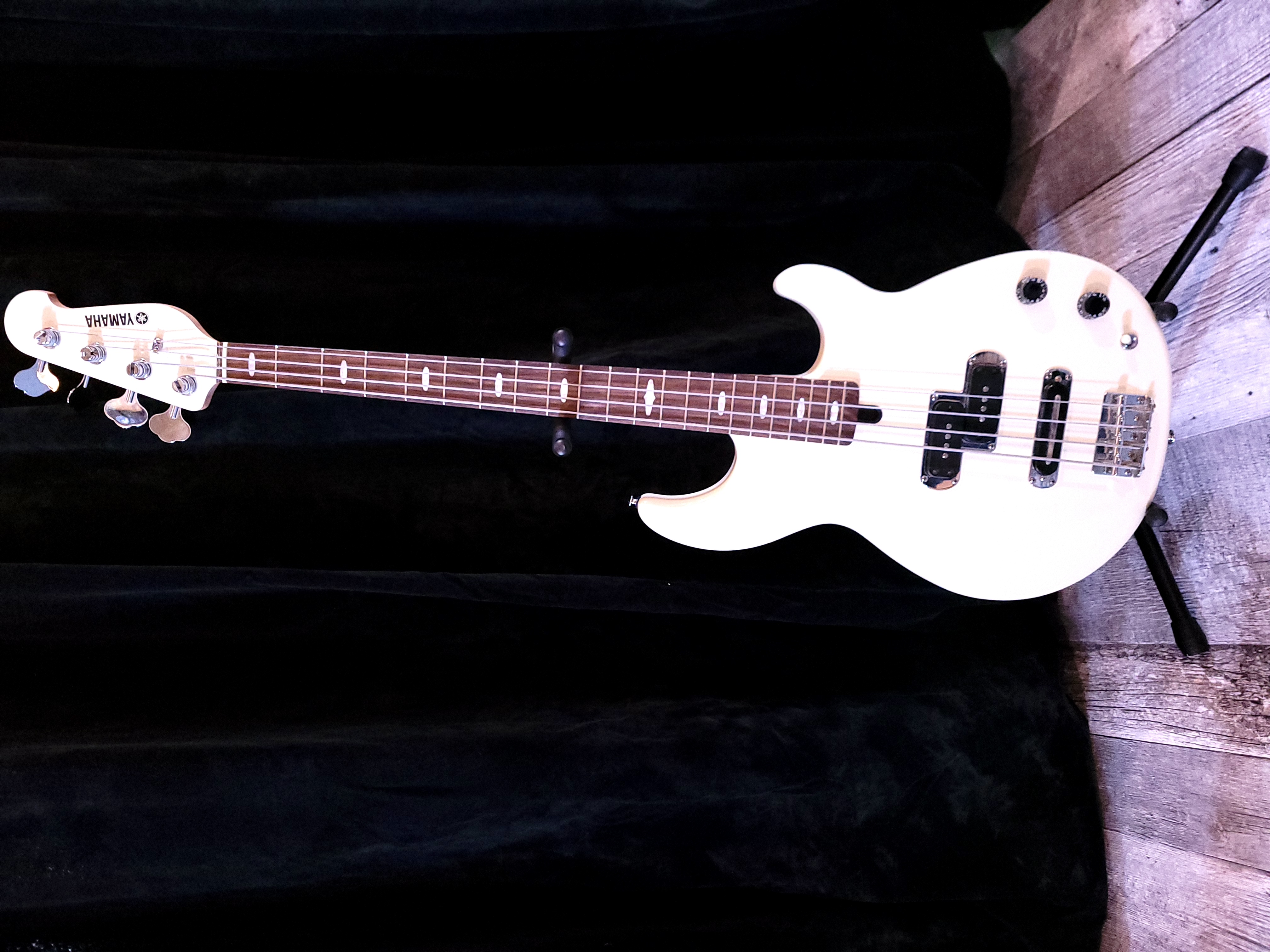 Yamaha Basse (Blanche)